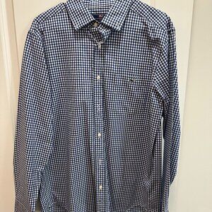 This is a Vineyard Vines Classic Fit Tucker shirt in a dark blue and white gingh